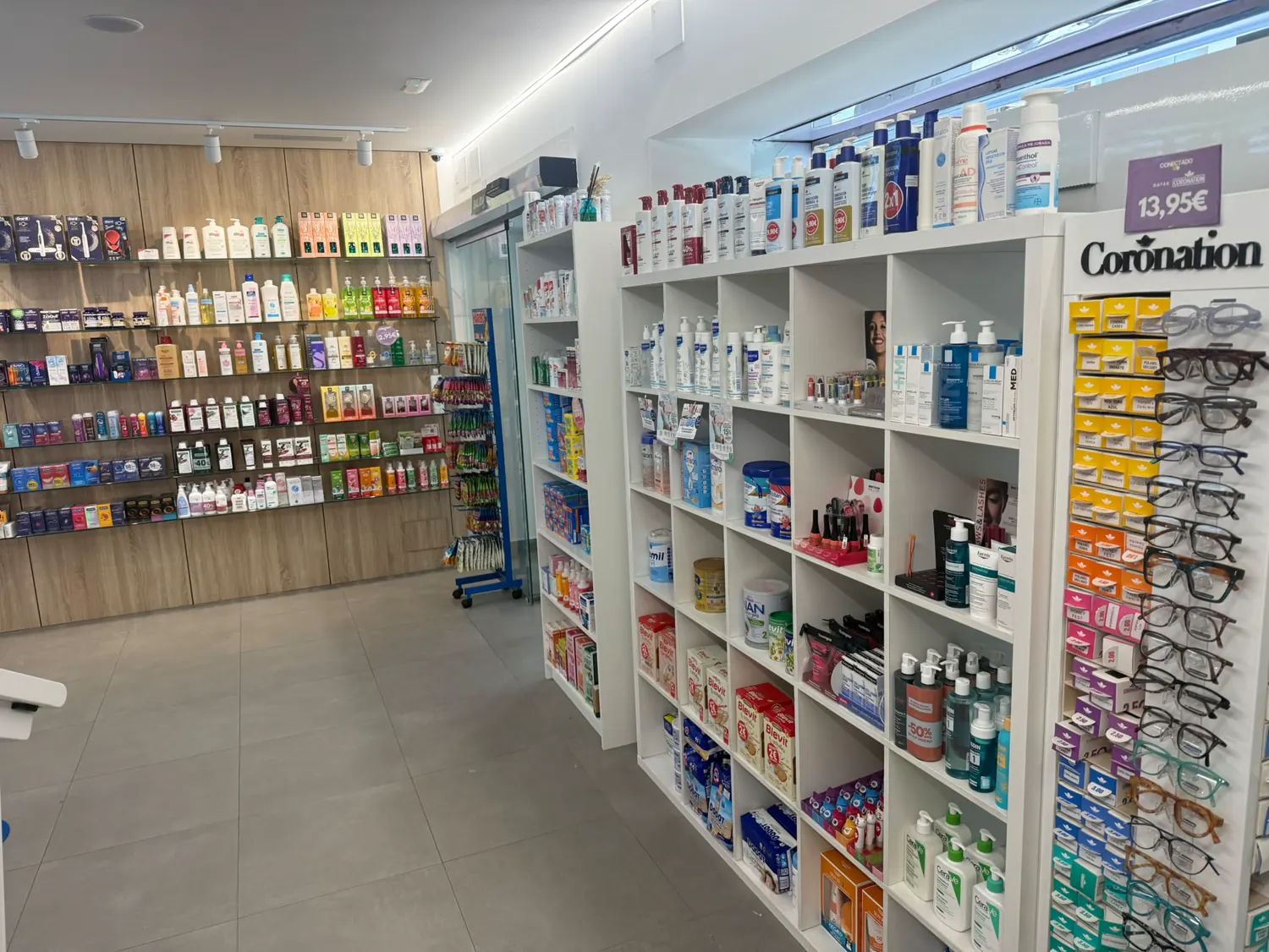 Gli scaffali di dermocosmesi, igiene e alimentazione per l'infanzia della farmacia