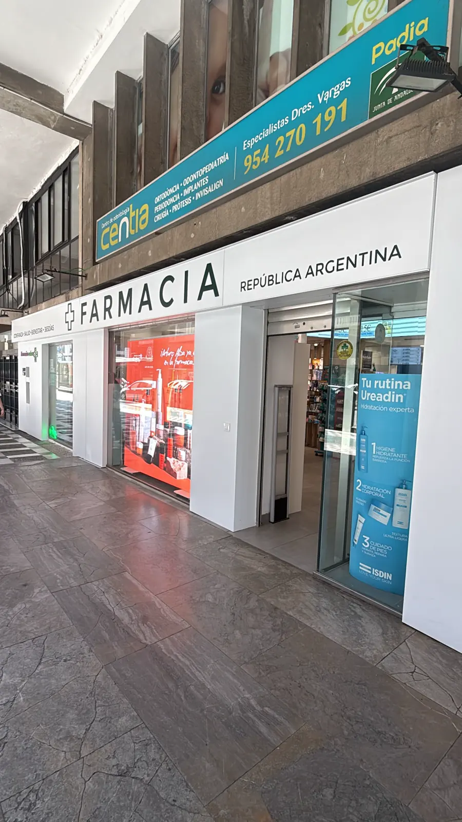 Facciata della Farmacia República Argentina a Siviglia